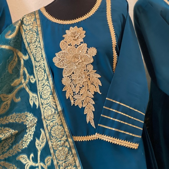 𝗕𝗲𝗮𝘂𝘁𝗶𝗳𝘂𝗹 & 𝗘𝗹𝗲𝗴𝗮𝗻𝘁 𝗥𝗮𝘄 𝘀𝗶𝗹𝗸 & 𝗕𝗮𝗻𝗮𝗿𝘀𝗶 𝗗𝘂𝗽𝗮𝘁a - Picture 2 of 4